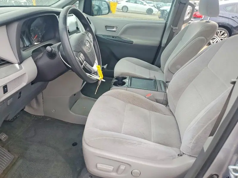 2017 TOYOTA SIENNA LE  