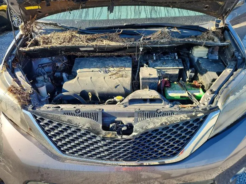 2016 TOYOTA SIENNA SE  