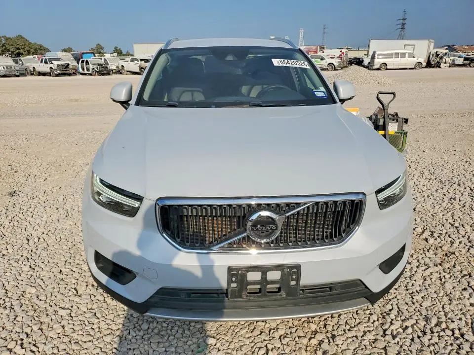 2022 VOLVO XC40 T4 MOMENTUM  