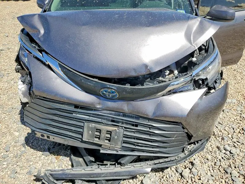 2021 TOYOTA SIENNA LE  