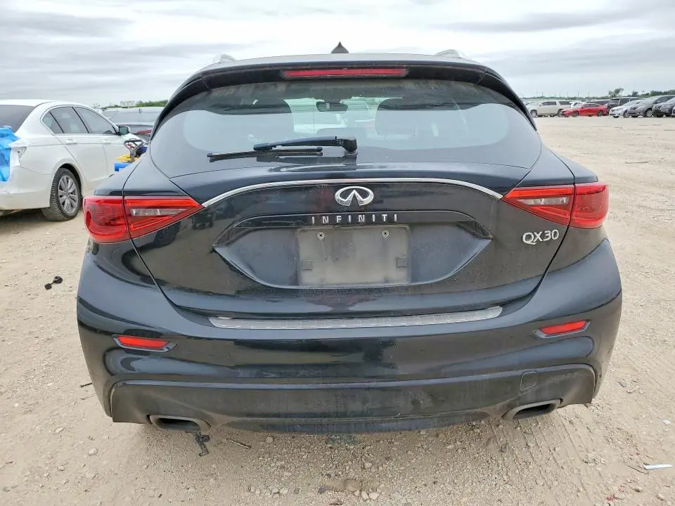 2018 INFINITI QX30 LUXE  