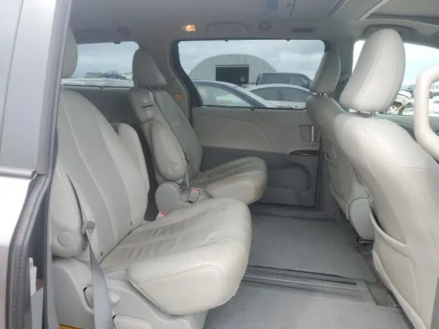 2013 TOYOTA SIENNA XLE  