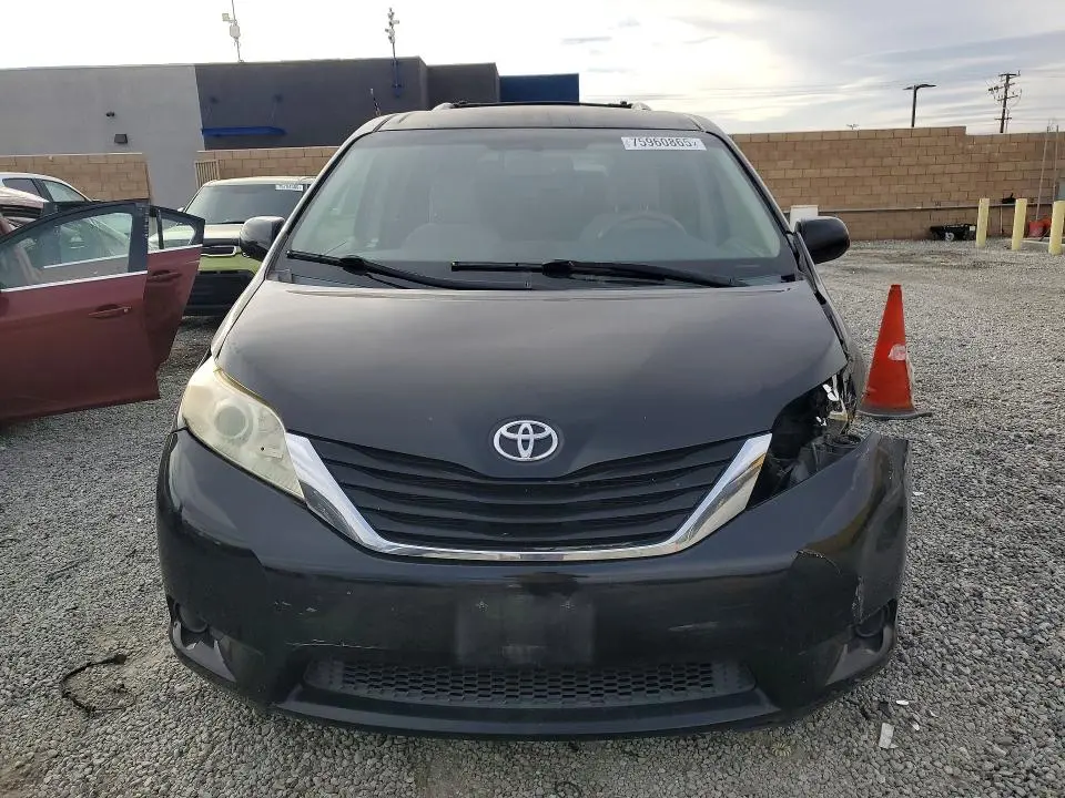 2013 TOYOTA SIENNA LE  