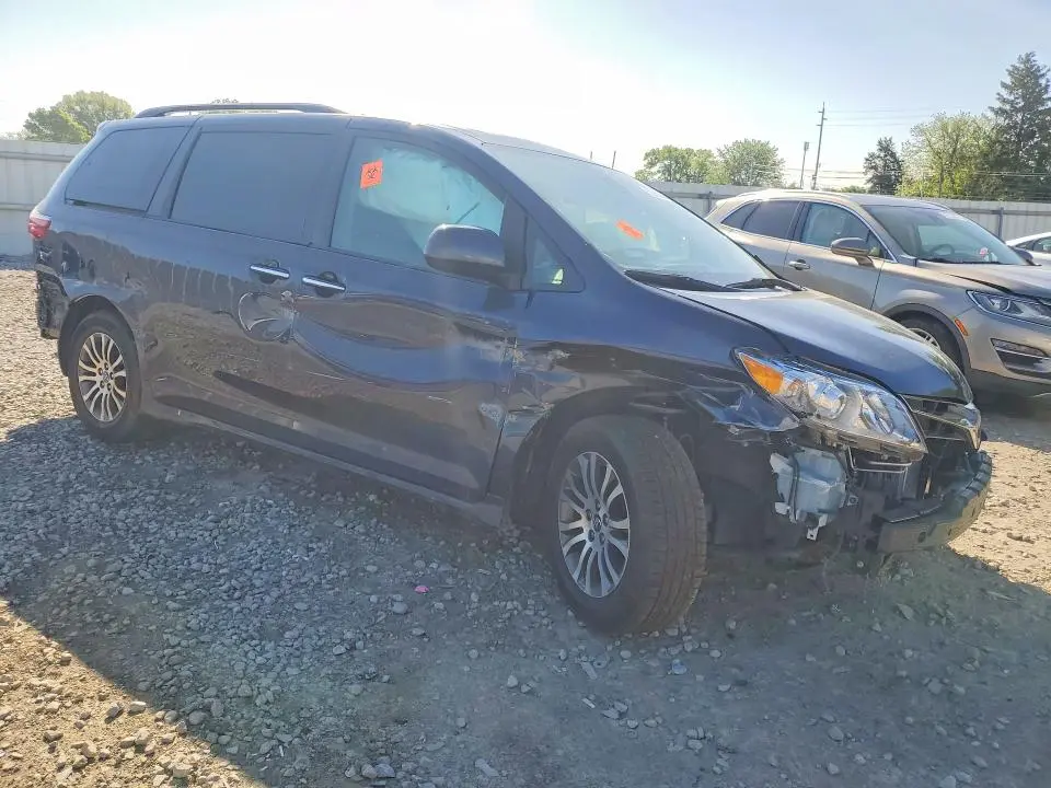2018 TOYOTA SIENNA XLE 8-PASSENGER  