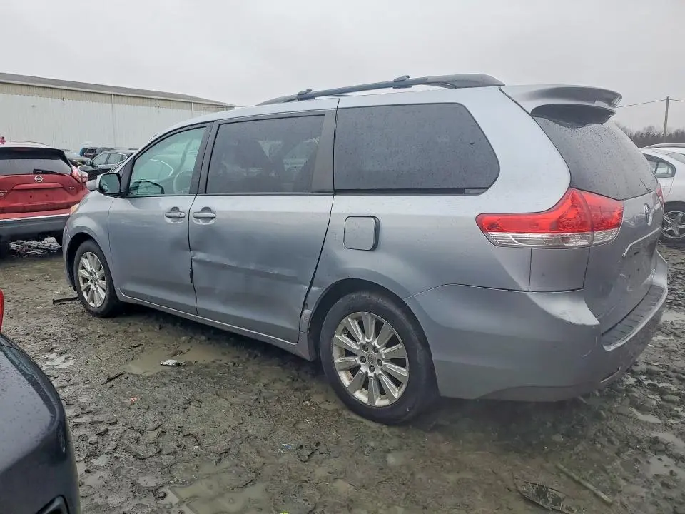 2011 TOYOTA SIENNA LE  