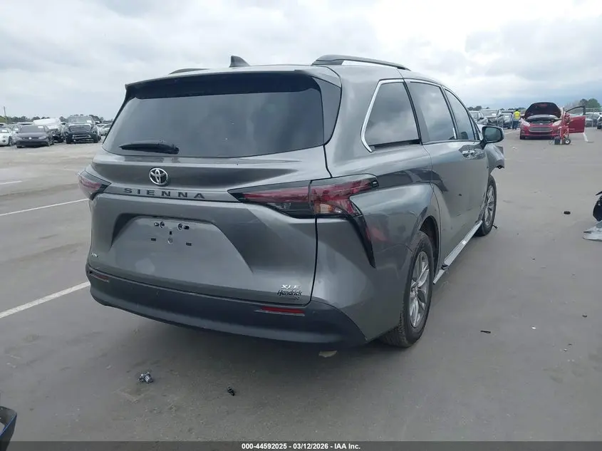 2026 TOYOTA SIENNA XLE