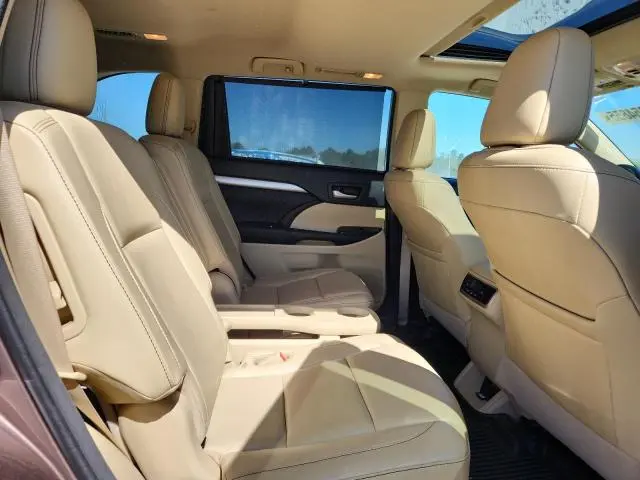 2017 TOYOTA HIGHLANDER SE  