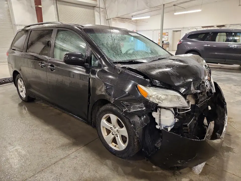 2014 TOYOTA SIENNA LE  