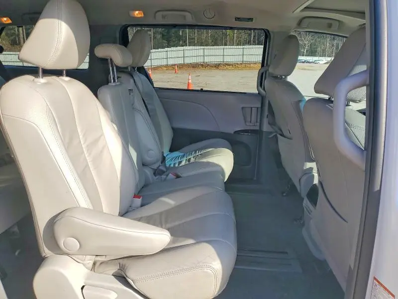 2017 TOYOTA SIENNA XLE  