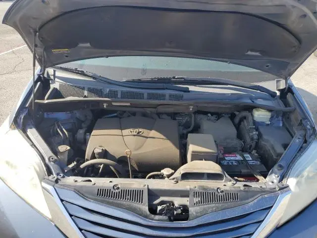 2017 TOYOTA SIENNA LE  