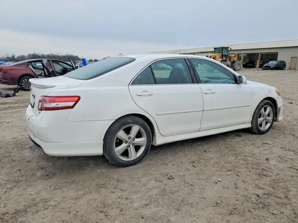 2011 TOYOTA CAMRY SE  