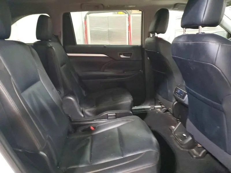 2019 TOYOTA HIGHLANDER SE  