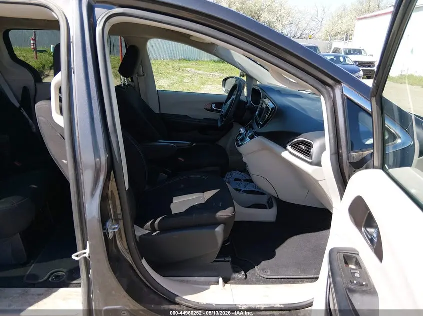 2022 CHRYSLER VOYAGER LX