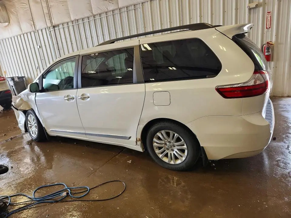 2015 TOYOTA SIENNA XLE PREMIUM 8-PASSENGER  