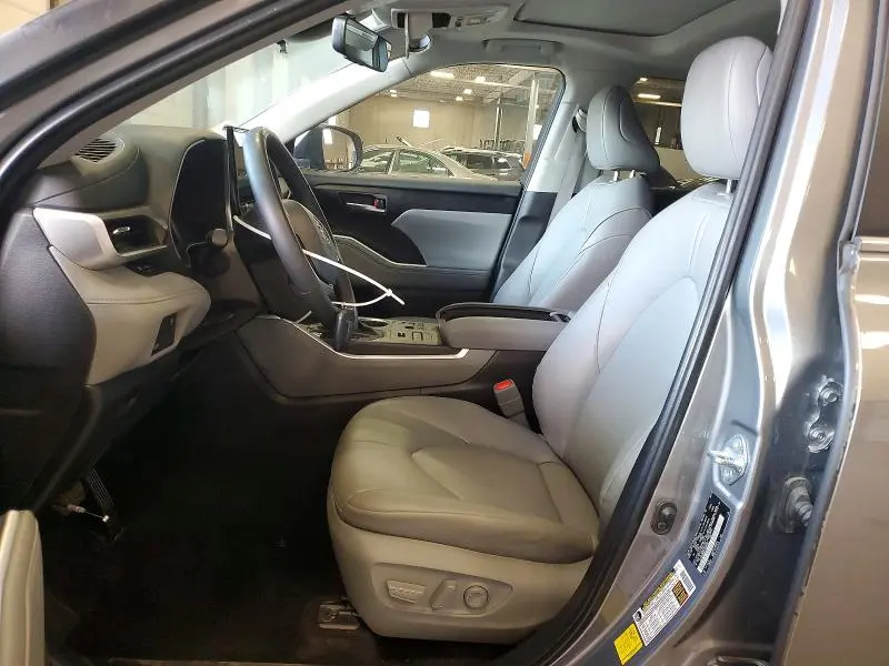 2025 TOYOTA HIGHLANDER XLE  