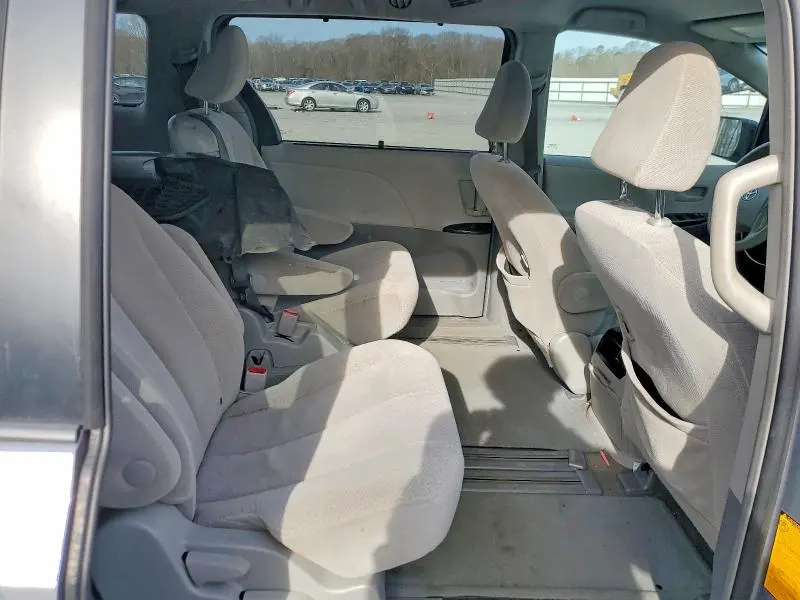 2013 TOYOTA SIENNA LE  