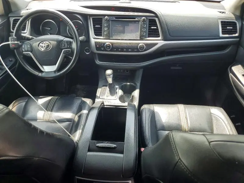 2017 TOYOTA HIGHLANDER SE  