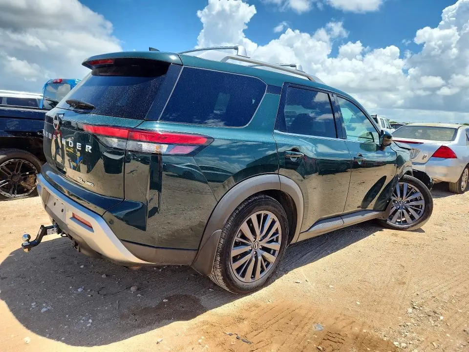 2022 NISSAN PATHFINDER SL  