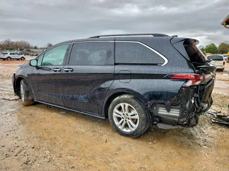 2022 TOYOTA SIENNA XSE  