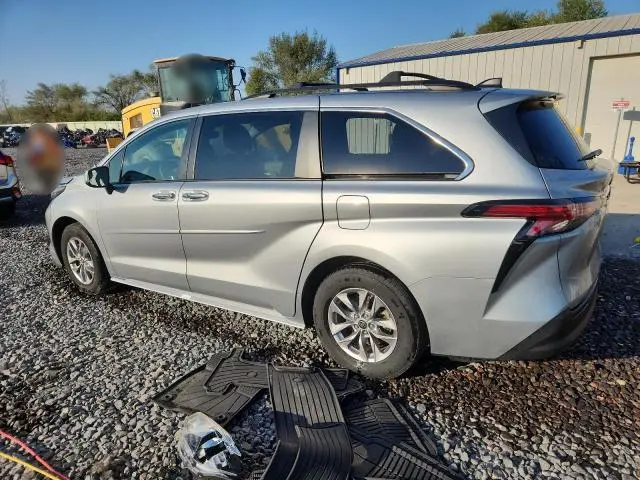 2022 TOYOTA SIENNA XLE  