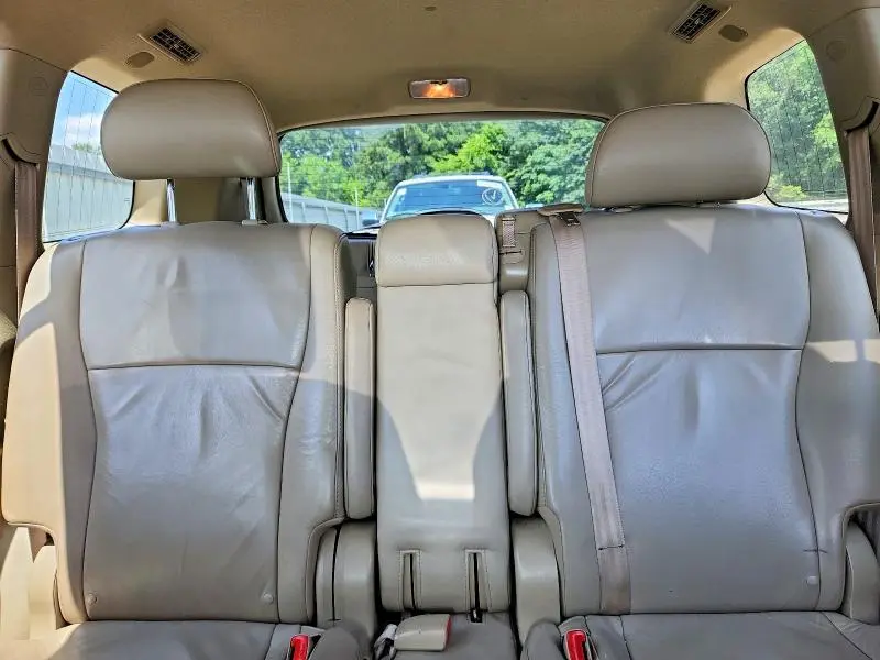 2011 TOYOTA HIGHLANDER SE  
