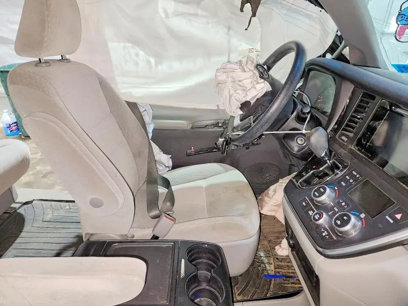 2016 TOYOTA SIENNA LE  