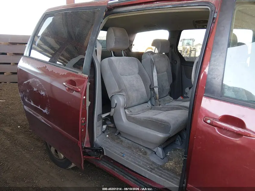 2010 TOYOTA SIENNA LE