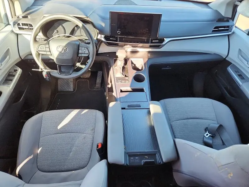 2025 TOYOTA SIENNA LE  