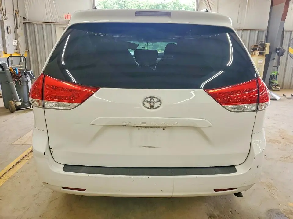 2011 TOYOTA SIENNA LE  
