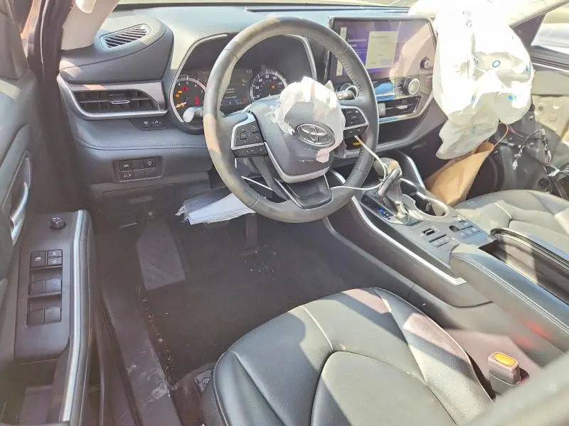 2024 TOYOTA HIGHLANDER XLE  