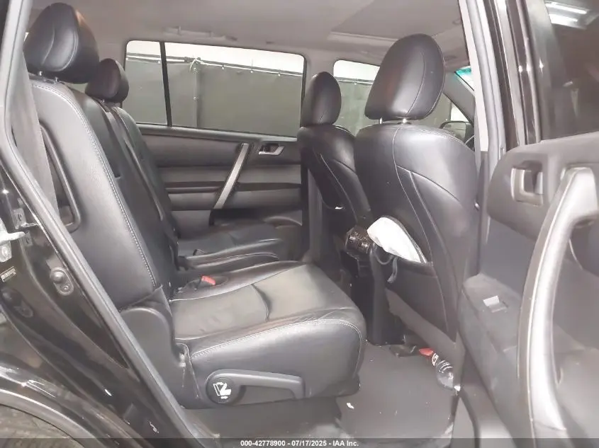 2013 TOYOTA HIGHLANDER SE V6