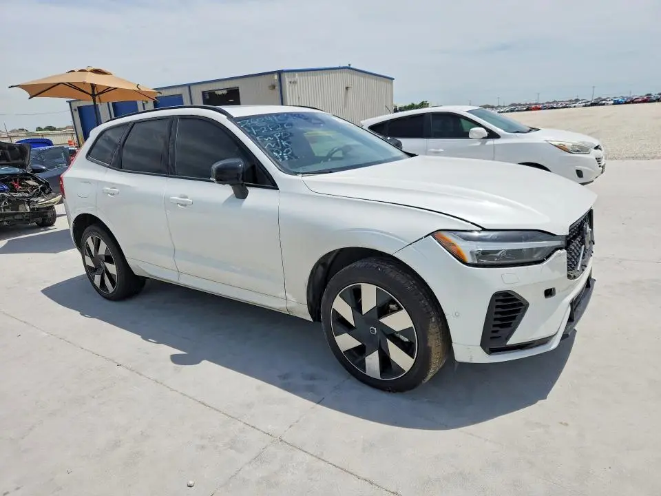 2025 VOLVO XC60 PLUS  