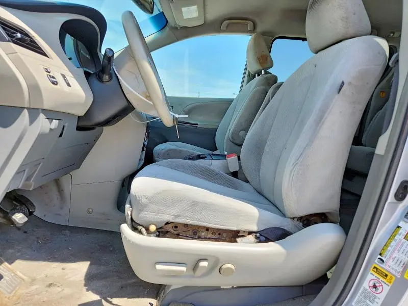 2011 TOYOTA SIENNA LE  