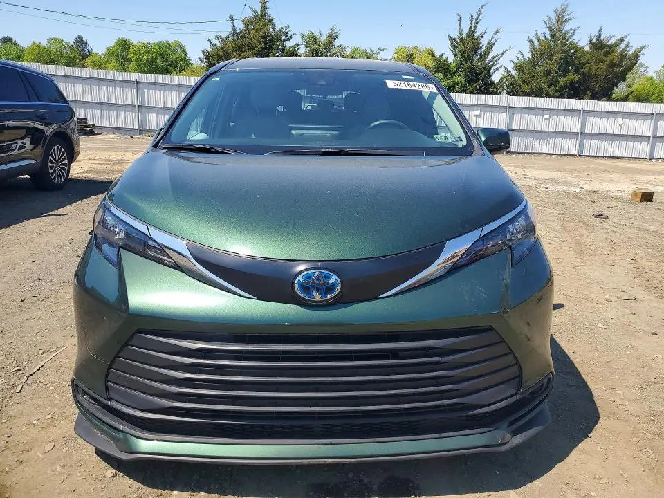 2025 TOYOTA SIENNA LE  