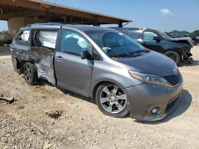 2017 TOYOTA SIENNA SE  