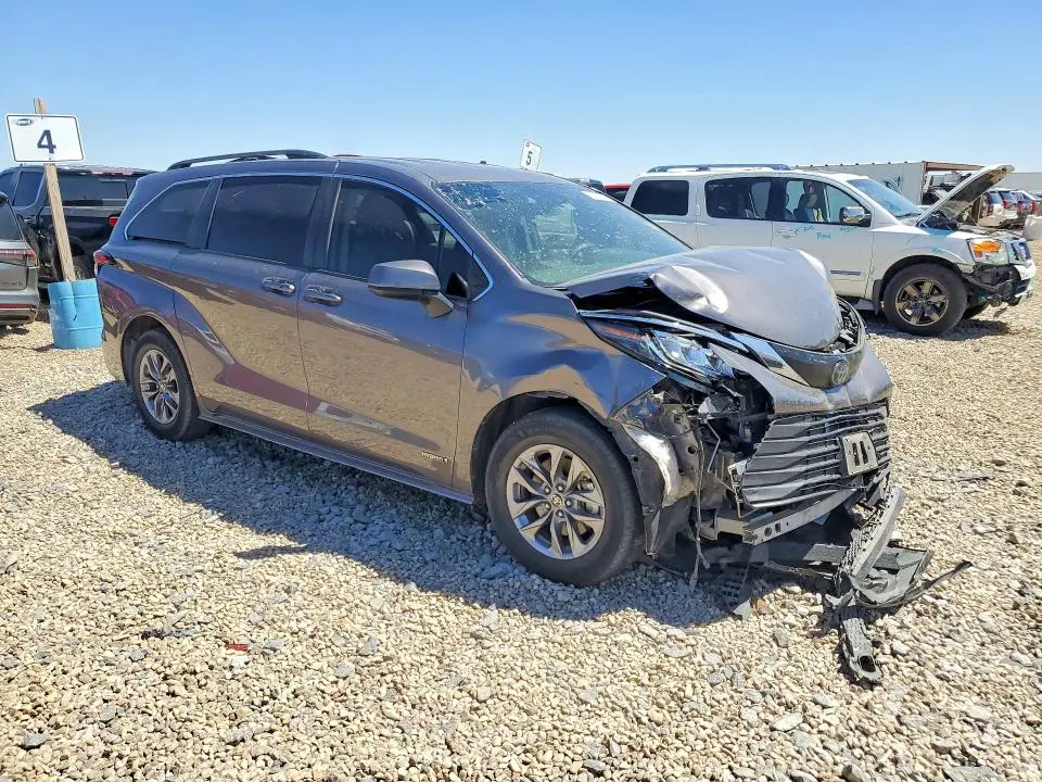 2021 TOYOTA SIENNA LE  