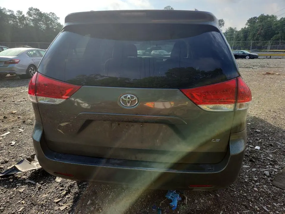 2013 TOYOTA SIENNA LE  