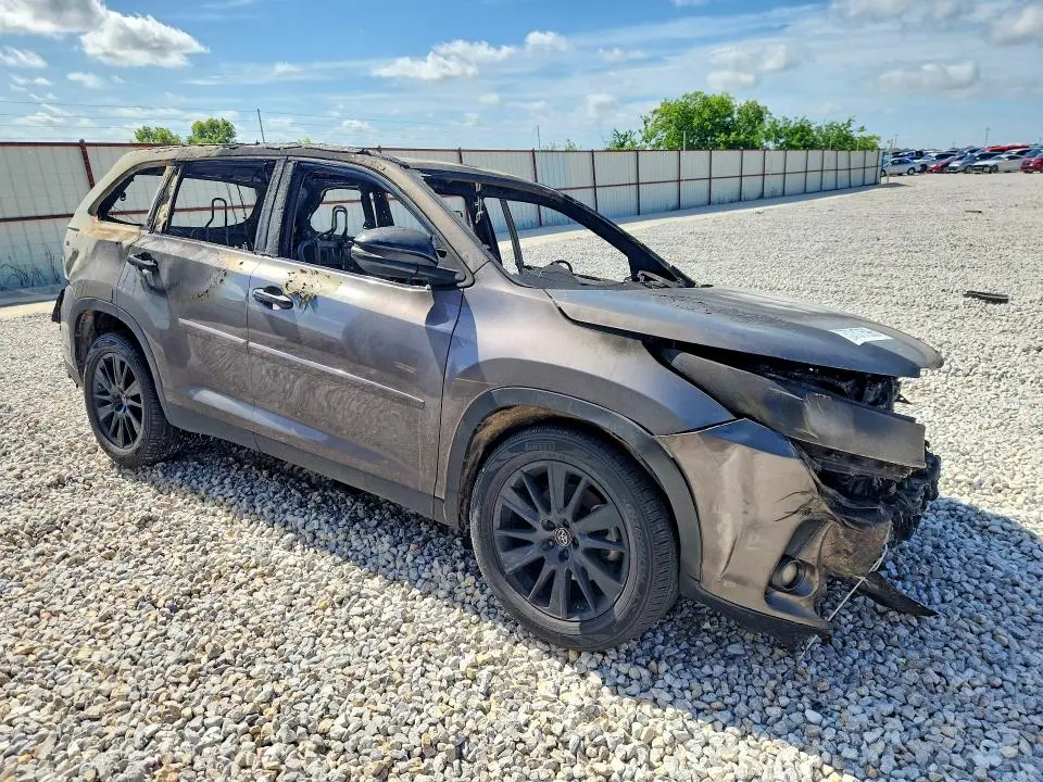 2019 TOYOTA HIGHLANDER SE  