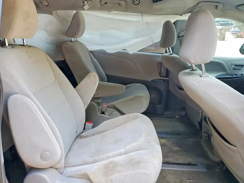 2018 TOYOTA SIENNA LE  