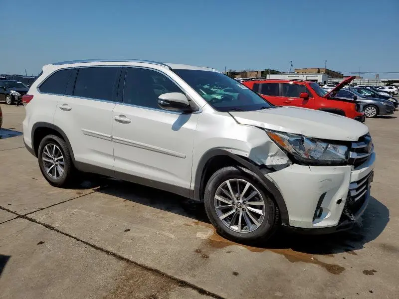 2019 TOYOTA HIGHLANDER SE  