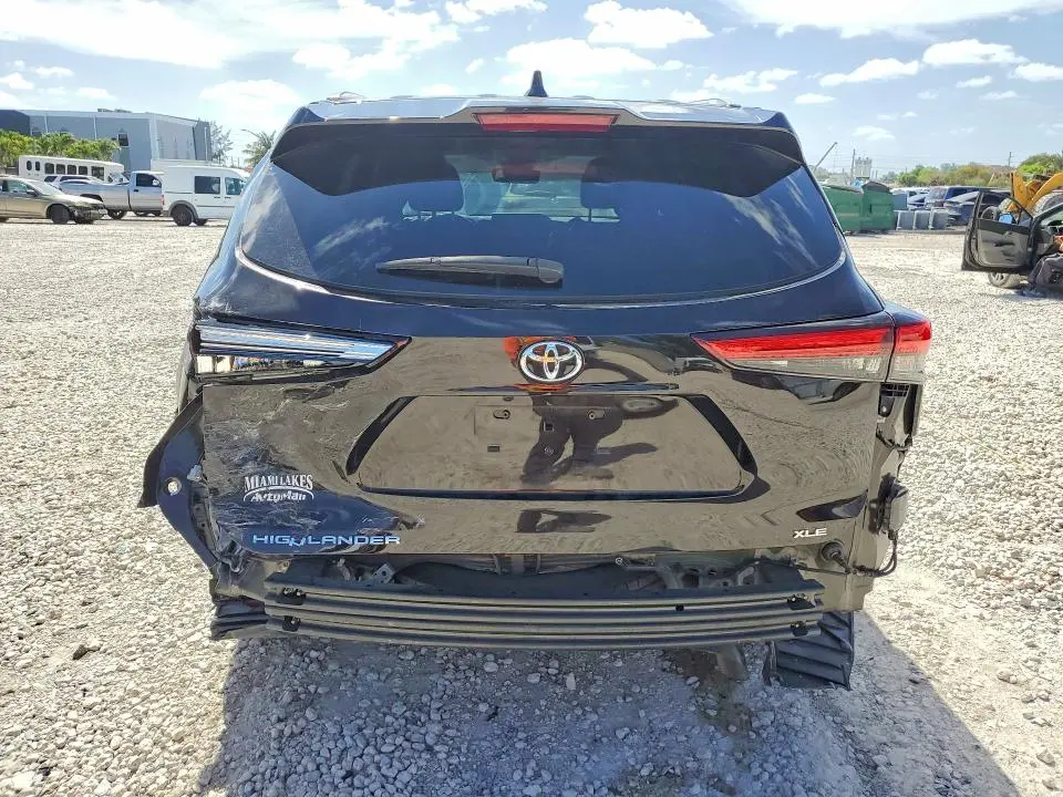 2021 TOYOTA HIGHLANDER XLE  