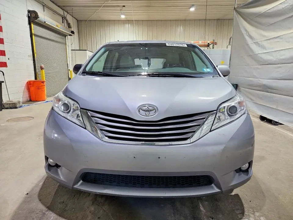 2017 TOYOTA SIENNA XLE 8-PASSENGER  