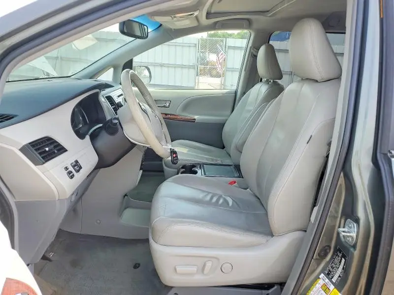 2013 TOYOTA SIENNA XLE  