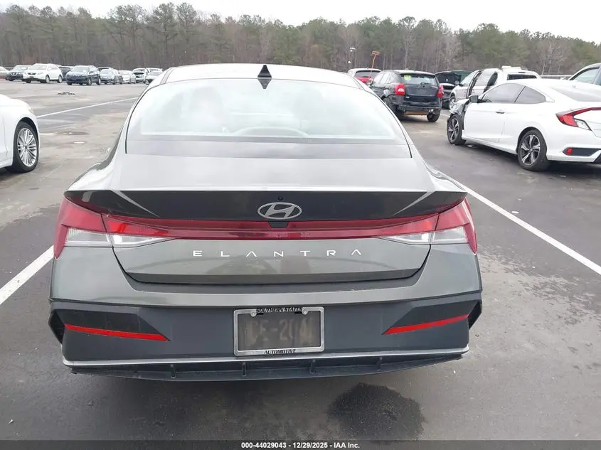 2024 HYUNDAI ELANTRA SE