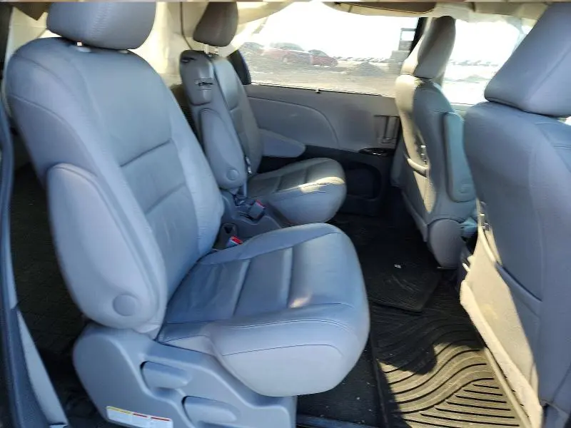 2016 TOYOTA SIENNA XLE  