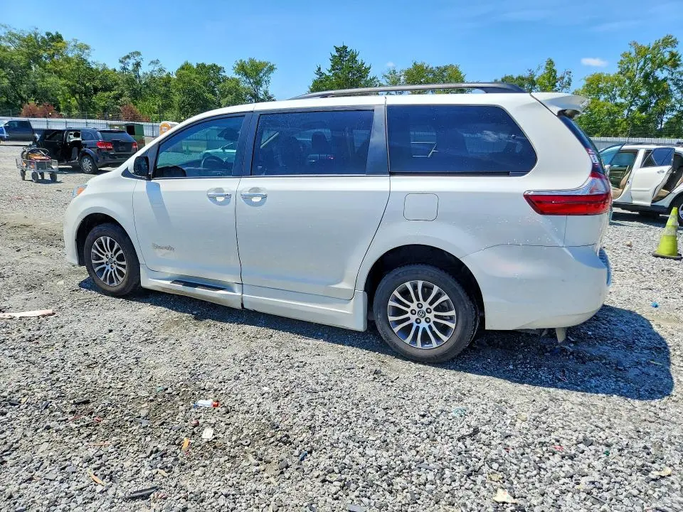 2018 TOYOTA SIENNA   