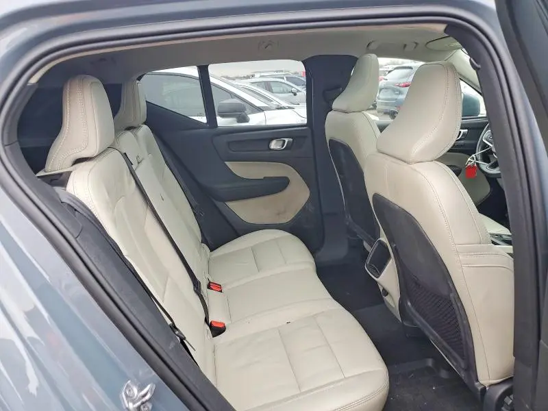2020 VOLVO XC40 T5 MOMENTUM  