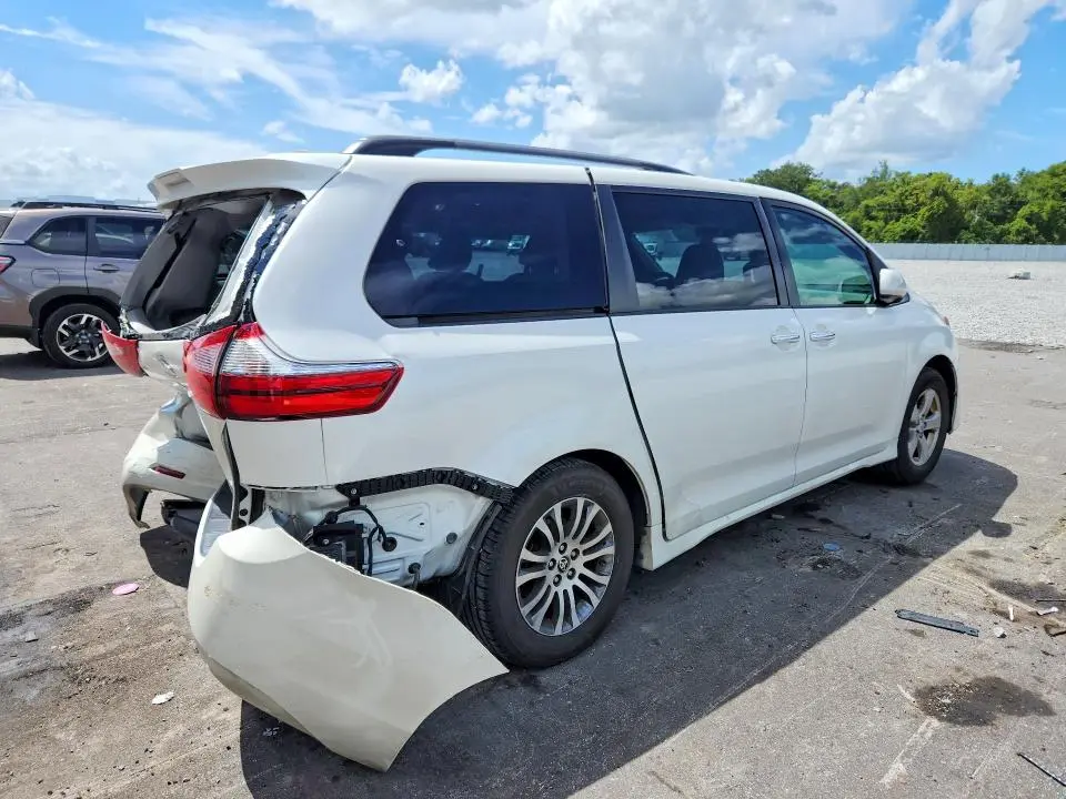 2020 TOYOTA SIENNA XLE 8-PASSENGER  