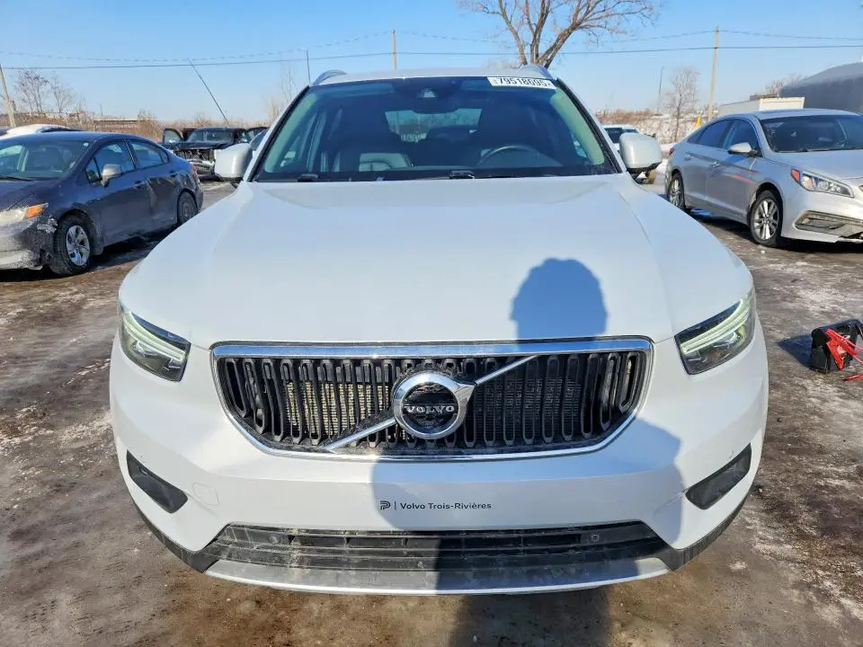 2021 VOLVO XC40 T5 MOMENTUM  