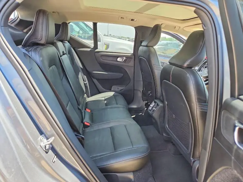 2019 VOLVO XC40 T5 MOMENTUM  